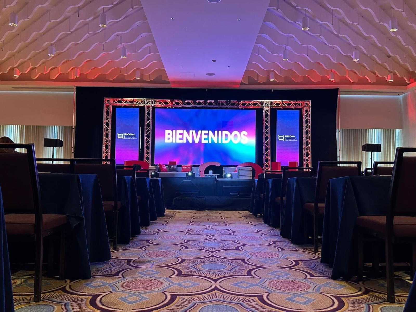 Montaje para evento corporativo con pantallas LED y mensaje de bienvenida